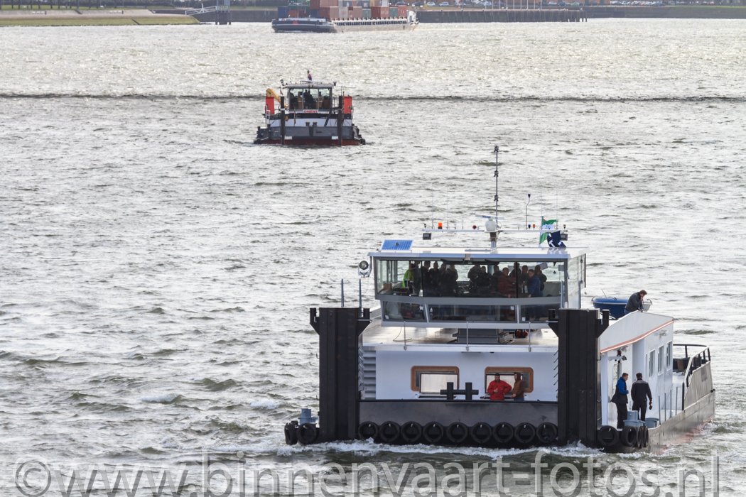 de nieuwe duwboot patrijs met erachter de oriënt