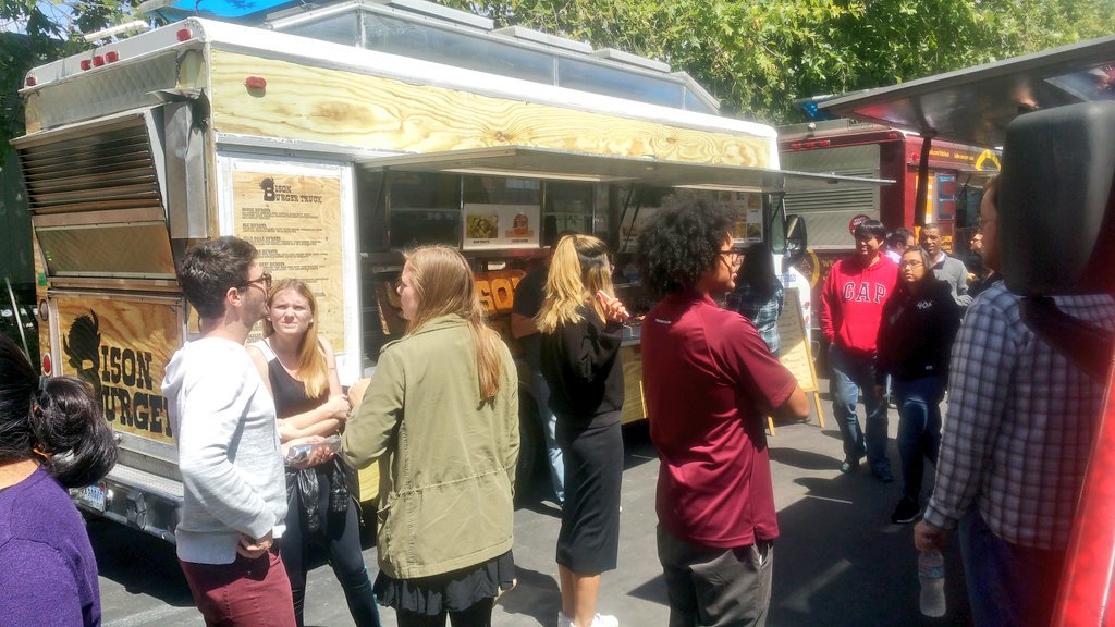 BookThatTruck's tweet photo. More feeding time @Fullscreen w @onfleekcatering and @bisonburgerllc https://t.co/lPiBI3ZQJS