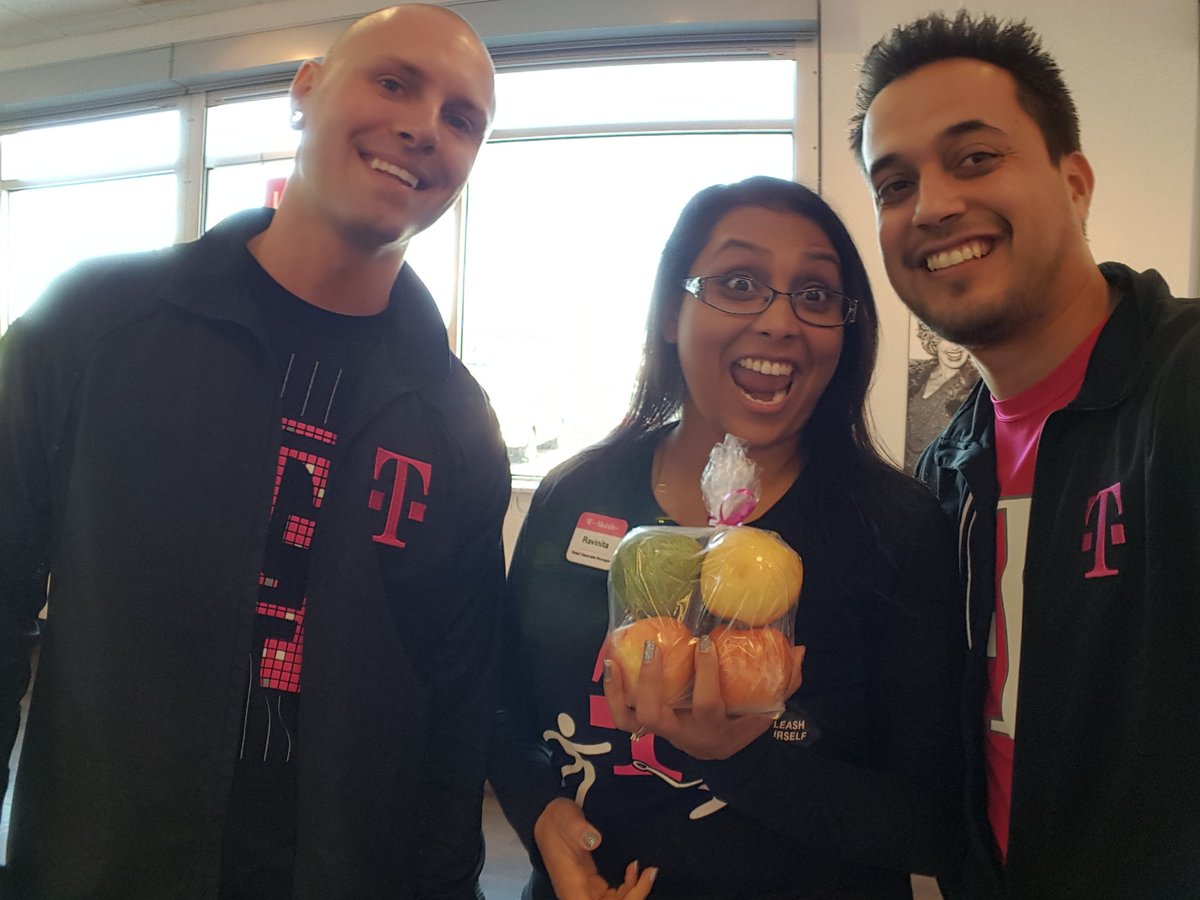 leba99's tweet image. Apple Synced! Ravinitas smile says it all. 😆 #teamhowe #selaunch @goalagain @gjimene7 @theonenickb @LAS_TMob