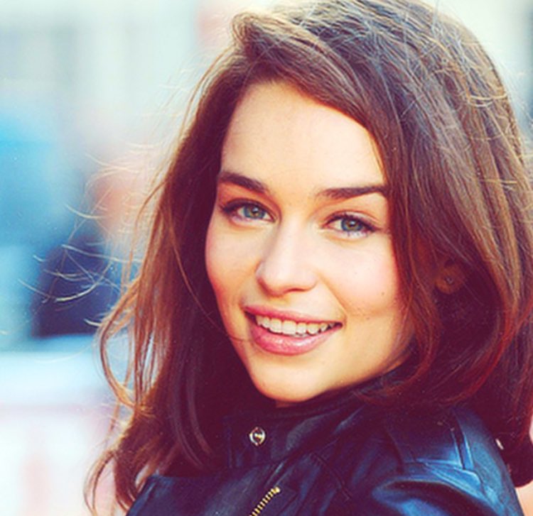 Daenerys's tweet photo. Emilia Clarke 😍 #WomanCrushWednesday https://t.co/I0WSEyc5Fj