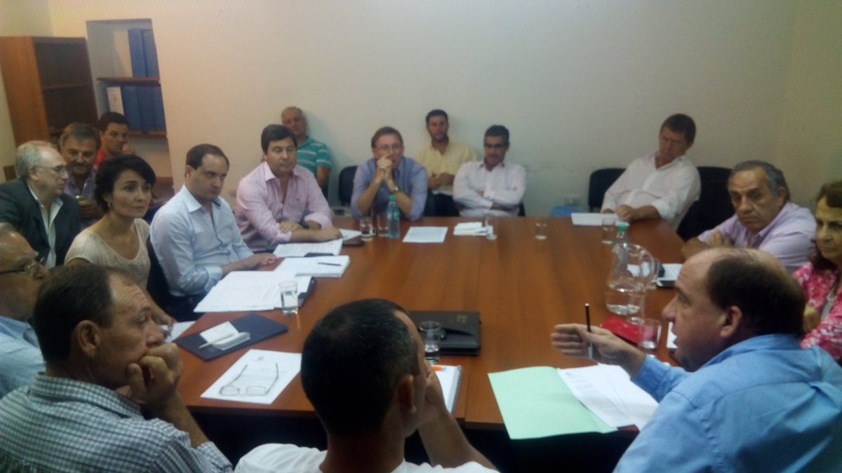 BloqueCambiemos's tweet photo. Comisión de Legislación Agraria reunidos con representantes de la producción láctea. https://t.co/pJ4GzjLIzl