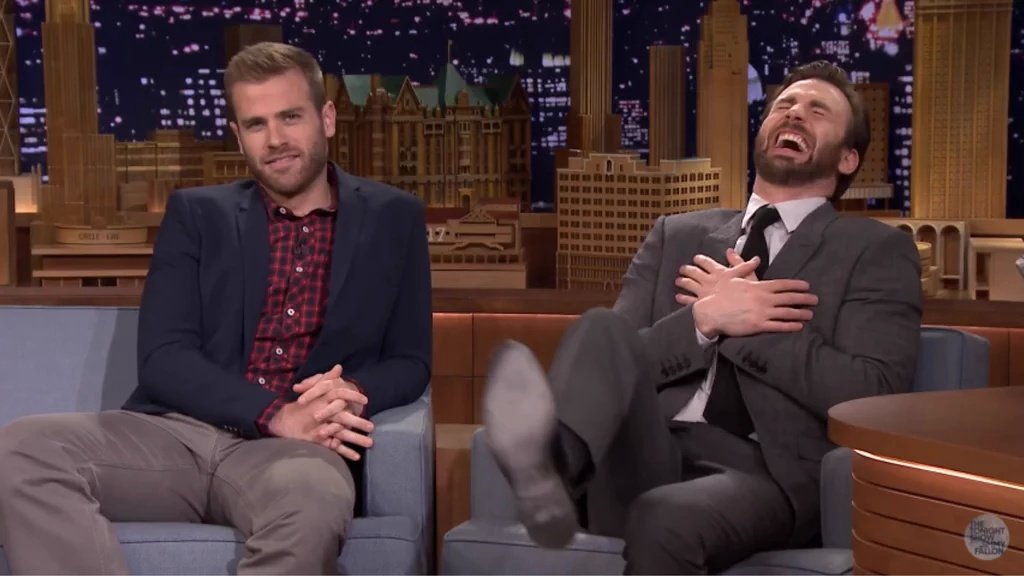 FanWithoutPlan's tweet image. What goes on inside Chris Evans' head??? Why??is?he?laughing?!while?the?others?are?chil?!?