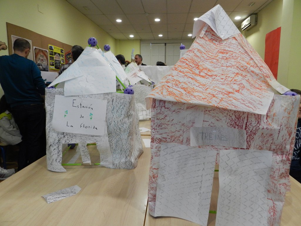 M_Ferrocarril's tweet photo. Taller 'Construye tu estación' con @pequeCOAM #SemanadelaCiencia @madrimasd #architectureMW https://t.co/D2dNY5s1Fu https://t.co/cUhFmcxNJY
