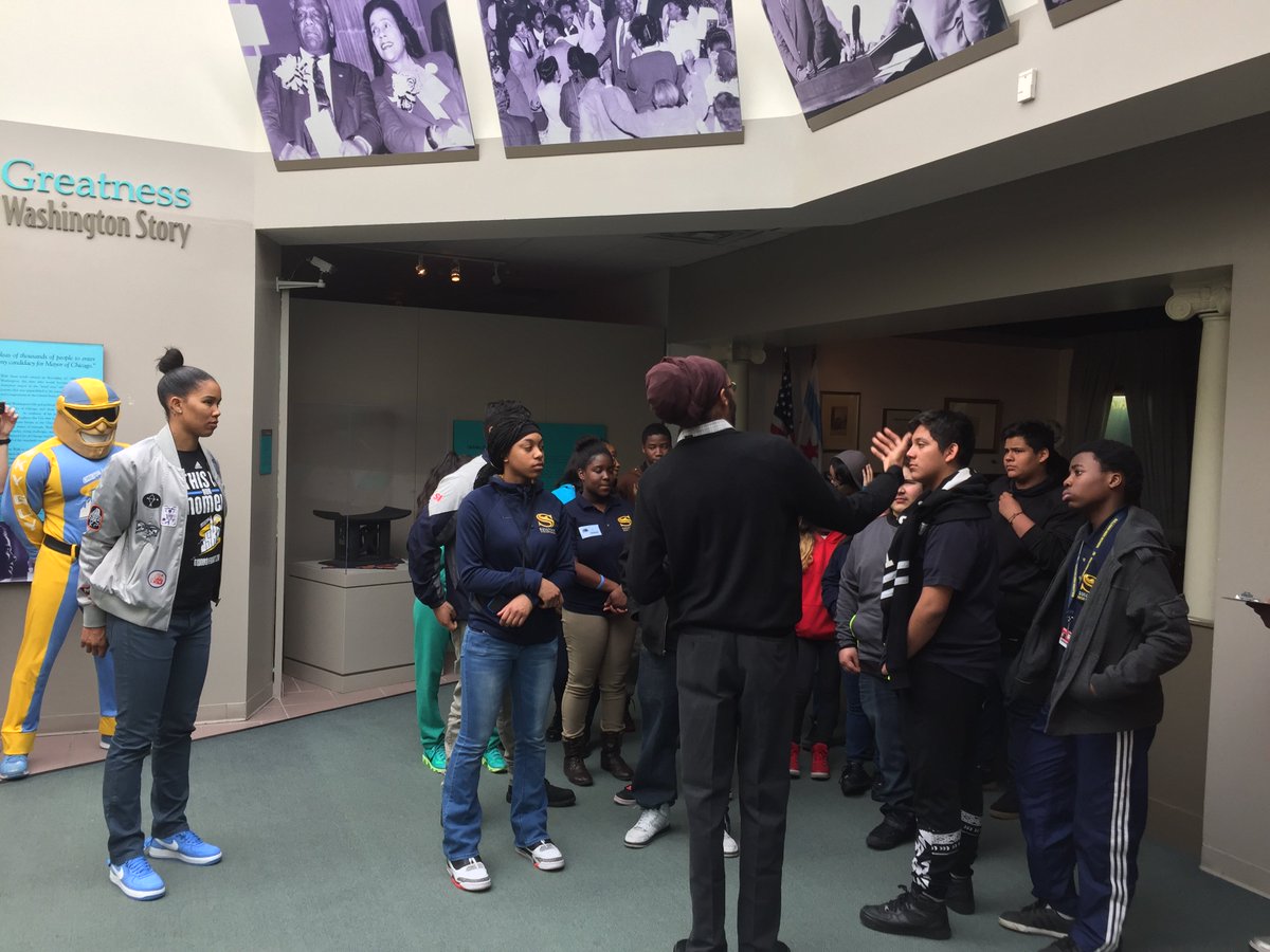 chicagosky's tweet photo. .@tyoung11 toured @DuSableMuseum with Sharonda Pipkins, the winner of our Black History Creative Expression Contest! https://t.co/MRES0P3GBK