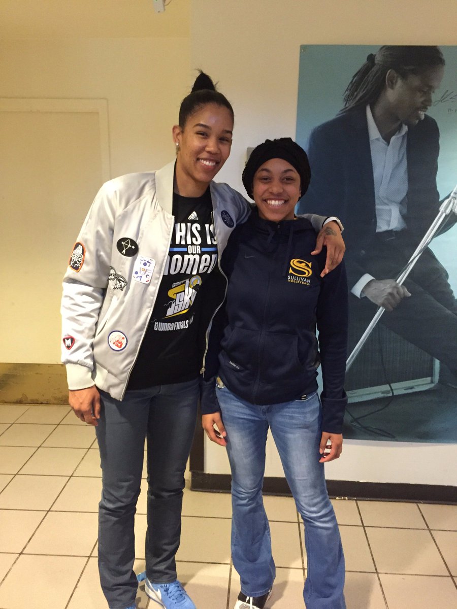 chicagosky's tweet photo. .@tyoung11 toured @DuSableMuseum with Sharonda Pipkins, the winner of our Black History Creative Expression Contest! https://t.co/MRES0P3GBK