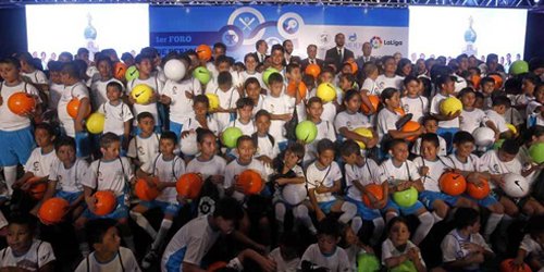 marca's tweet photo. .@LaLiga hace escuela en San Salvador https://t.co/sZjqWsp6sg https://t.co/cwYDyW1a2j