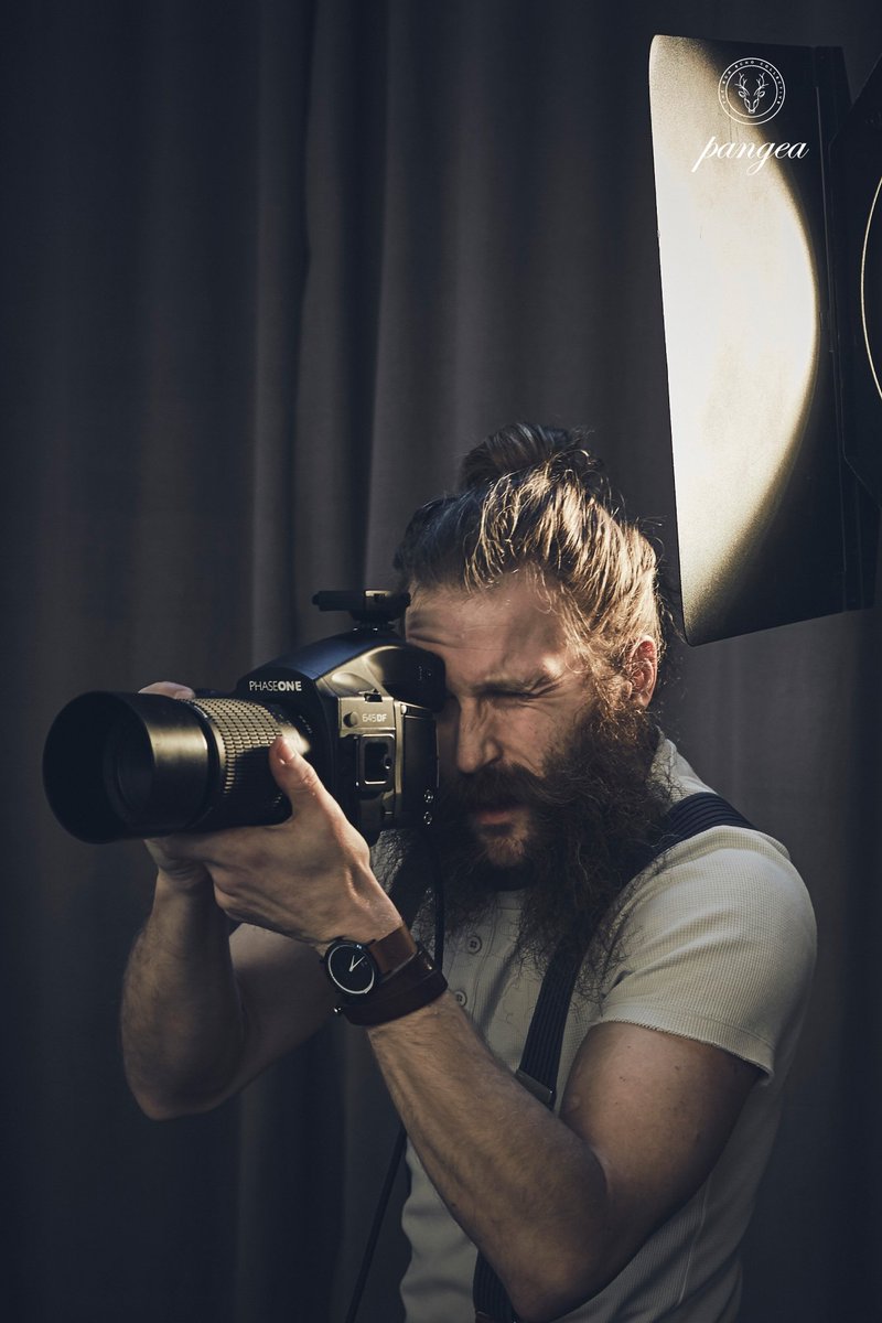 BonEchoFamily's tweet photo. The photographer Anders Bergstedt wearing his Pangea Premiére Black Edition, mixing it with our Nature Brown Strap.. https://t.co/4Cd3dCSfp3
