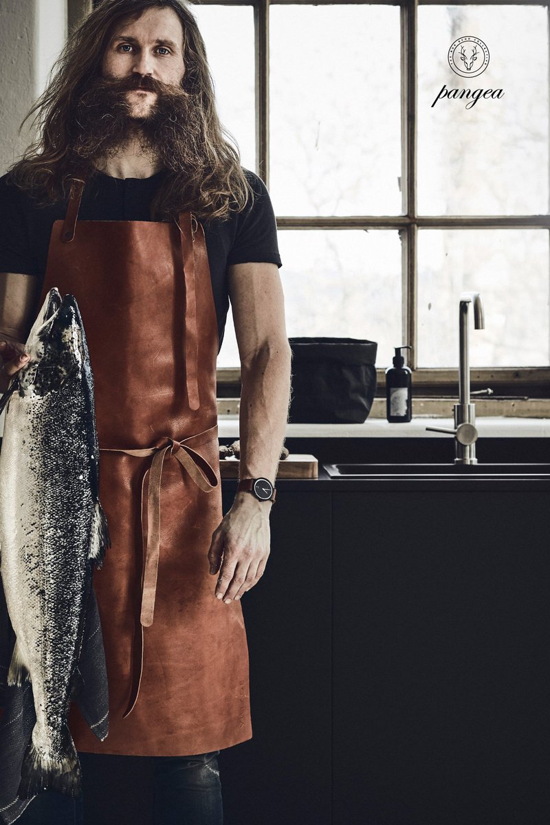 BonEchoFamily's tweet photo. The photographer Anders Bergstedt wearing his Pangea Premiére Black Edition, mixing it with our Nature Brown Strap.. https://t.co/4Cd3dCSfp3