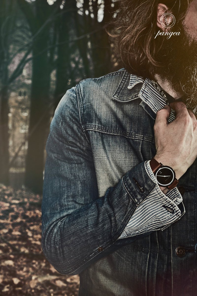 BonEchoFamily's tweet photo. The photographer Anders Bergstedt wearing his Pangea Premiére Black Edition, mixing it with our Nature Brown Strap.. https://t.co/4Cd3dCSfp3