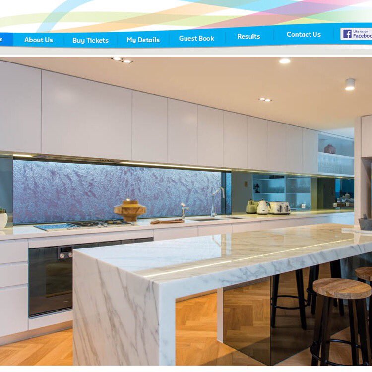 OceanBlueGlass's tweet image. Loved seeing our #MirroredGlassSplashback in this #YoursTown home, formerly #BoysTown.  #TexturedGlass window