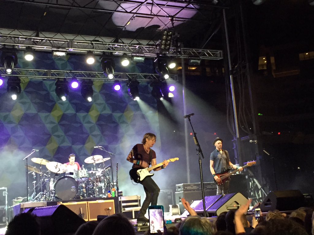 beccannrn's tweet photo. Awesome concert @KeithUrban! https://t.co/LJY1srG74c