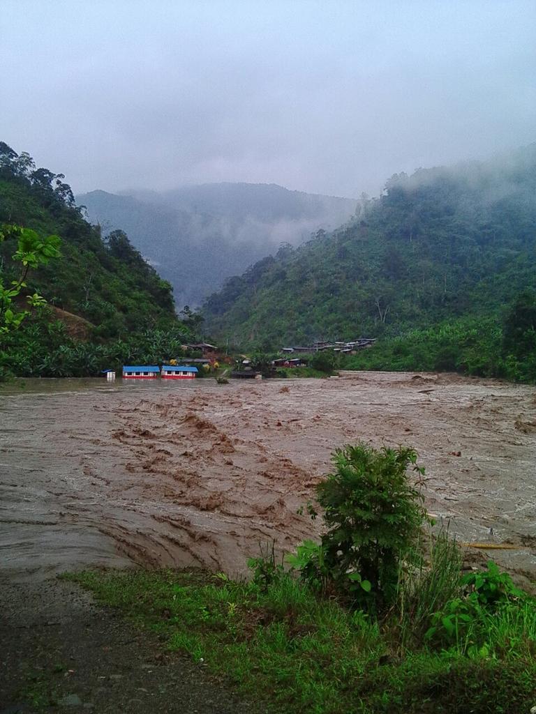 Siagama's tweet photo. Avalancha fuerte causó inundación a la escuela de la comunidad embera en santa rita, pueblo rico Risaralda. https://t.co/cfLnmWkWnj