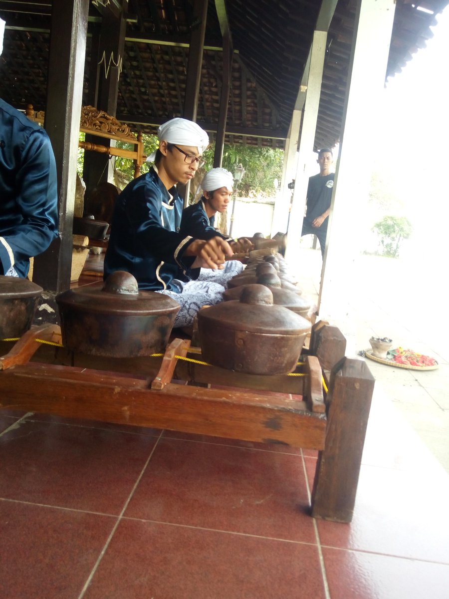 Pertunjukan Gamelan Renteng di Keraton Kasepuhan Cirebon. #EkspedisiCirebon #GSDB <a href="/sobatbudaya/">Sobat Budaya</a> <a href="/infobudaya/">Budaya Indonesia</a>