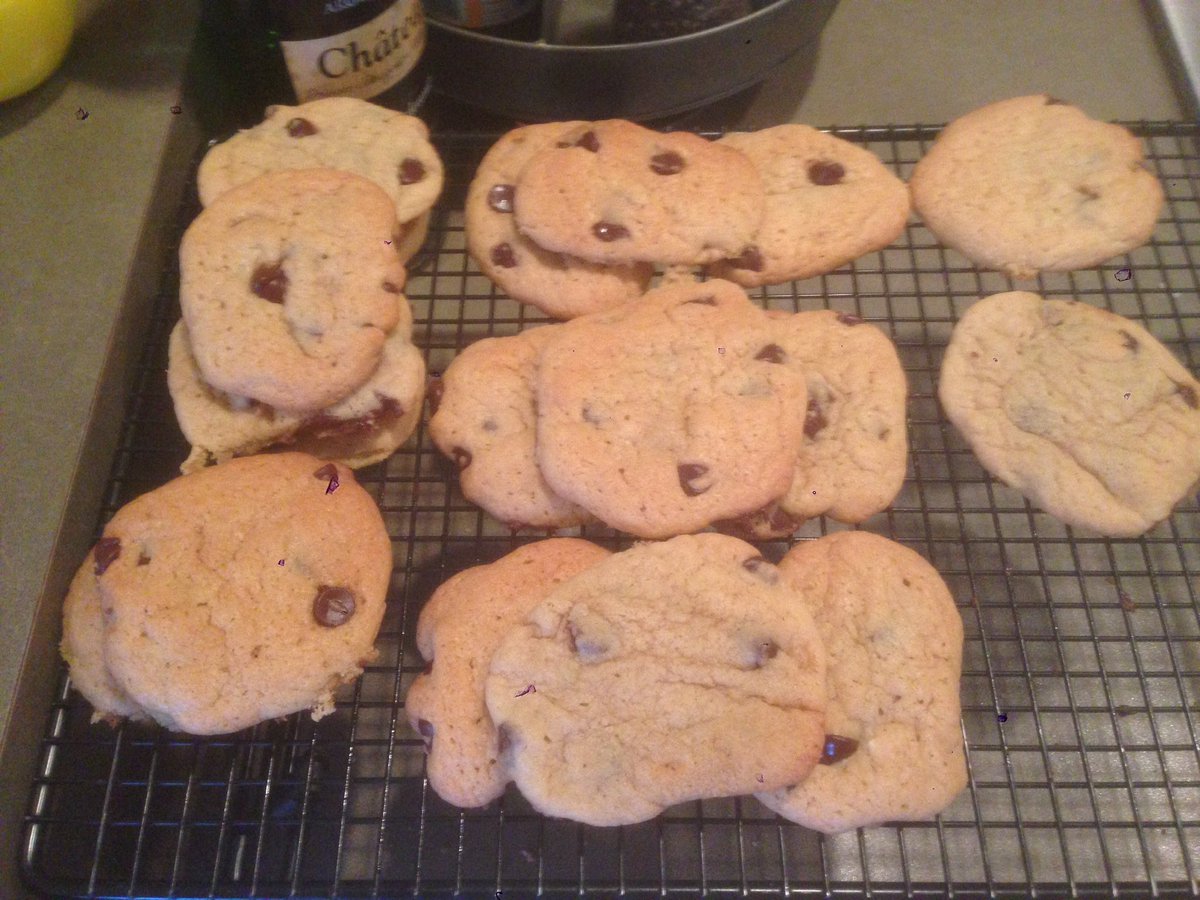 AuthorLMurphy's tweet photo. My new favourite smell. #FreshBakedCookies #GreatWife #ThinkIllKeepHer https://t.co/rgci3AGfb5