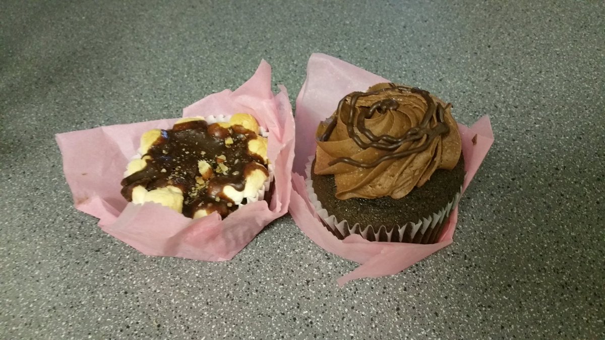 MaddieLu92's tweet photo. Thank you @TheSweetDivine for the #cupcakes !!!! #SIUE #nomnomnom https://t.co/YyBBfHjTl2