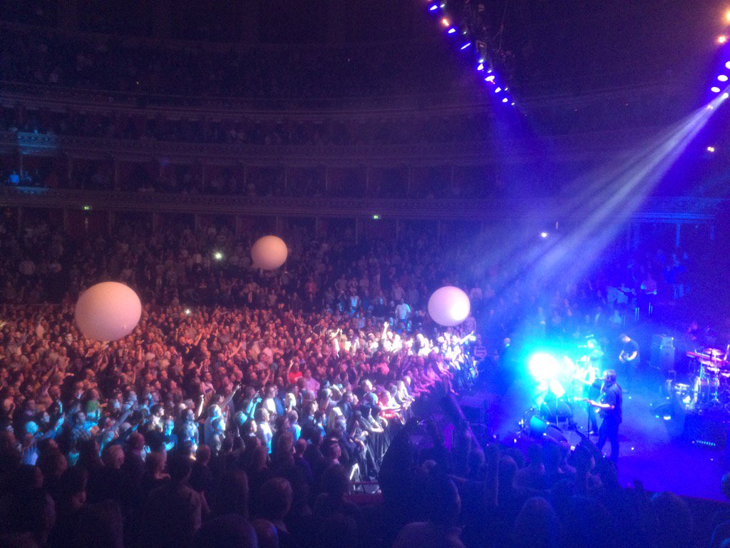 matt_lindon's tweet photo. Rocking the RAH with @Paulheatonsolo and @lassftglass https://t.co/LLJPExakuj