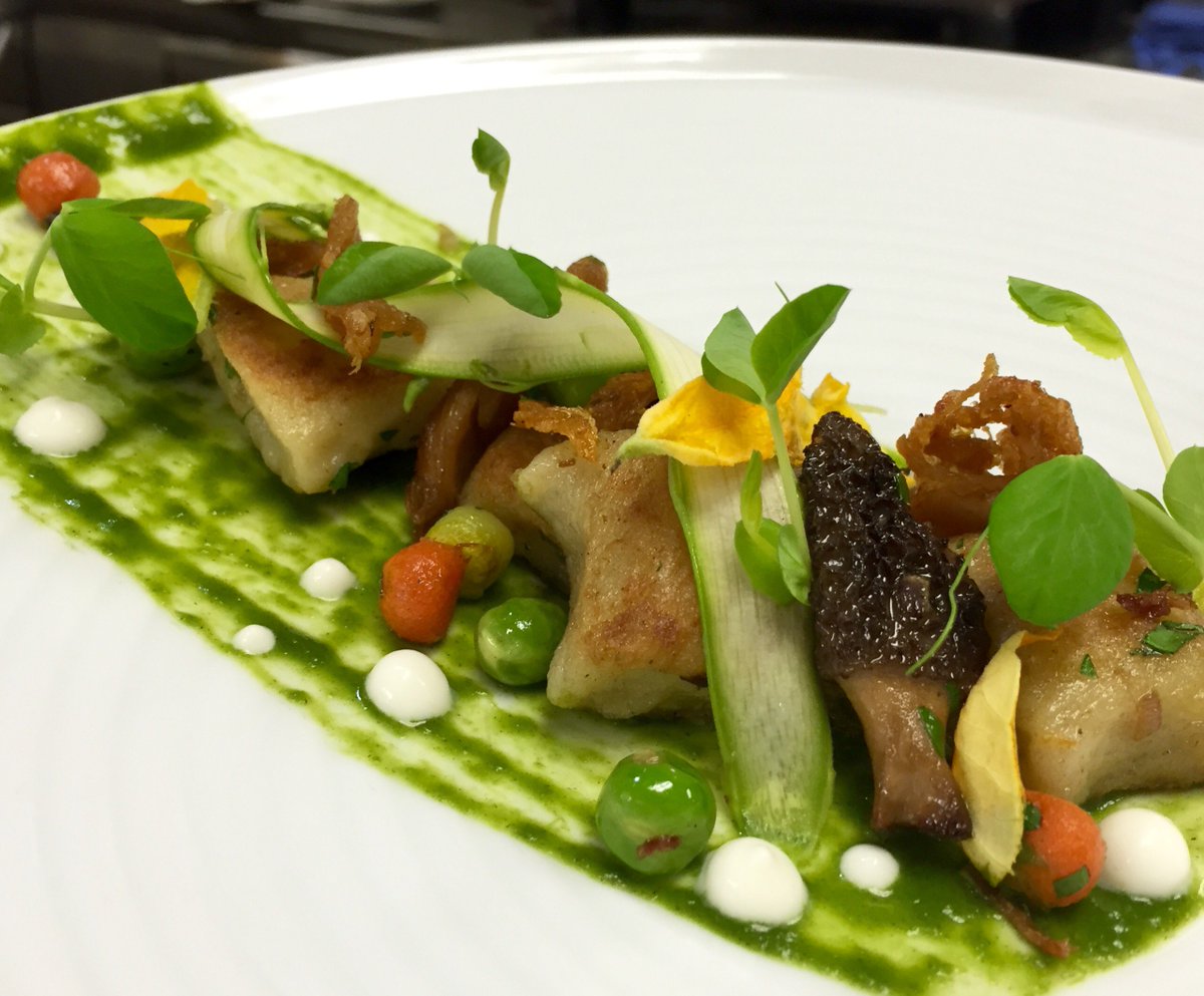 chefmanleesiu's tweet photo. House-Made Ricotta Gnocchi, green cay farms garlic-chive puree, peas, carrots, morels, asparagus @eaupalmbeach https://t.co/yC1HFkXgiX