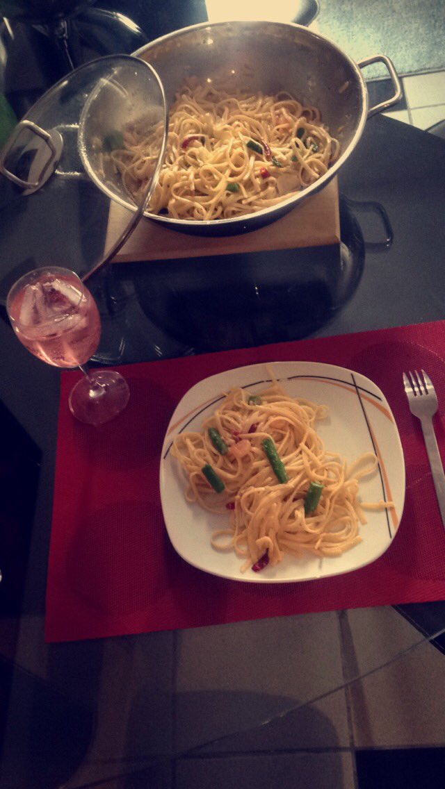 patozh's tweet photo. Pasta con camarones y espárragos 👌🏻 provecho bella gente! 😋 me siento toda una chef! 🍴 https://t.co/hTjOW0hoiU