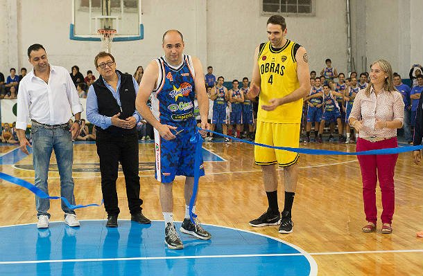 FEBAMBAok's tweet photo. .@Unitarios_MPaz inauguró su cancha ante @ObrasBasket: el primer paso del club en el #Oeste. https://t.co/07v9KWb0ST https://t.co/CQGmV9PgZE
