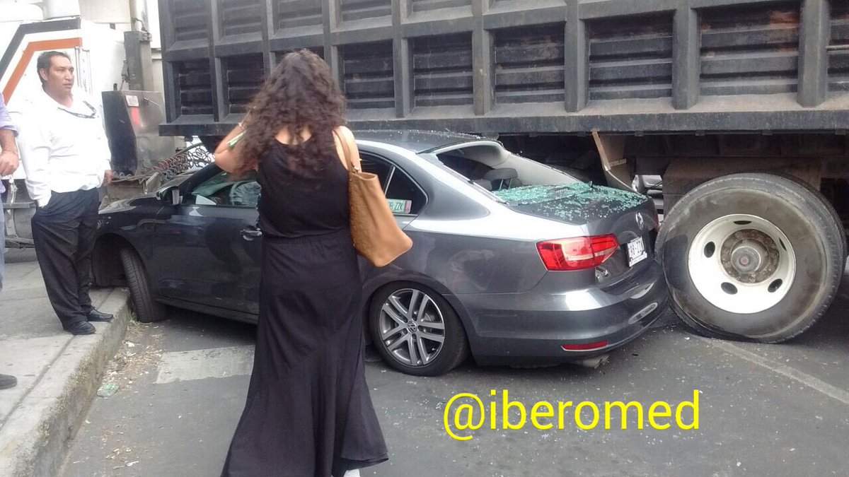 Tráiler se queda sin frenos e impacta a varios autos en Santa Fe - Ce1Tu4YUkAAa7B7