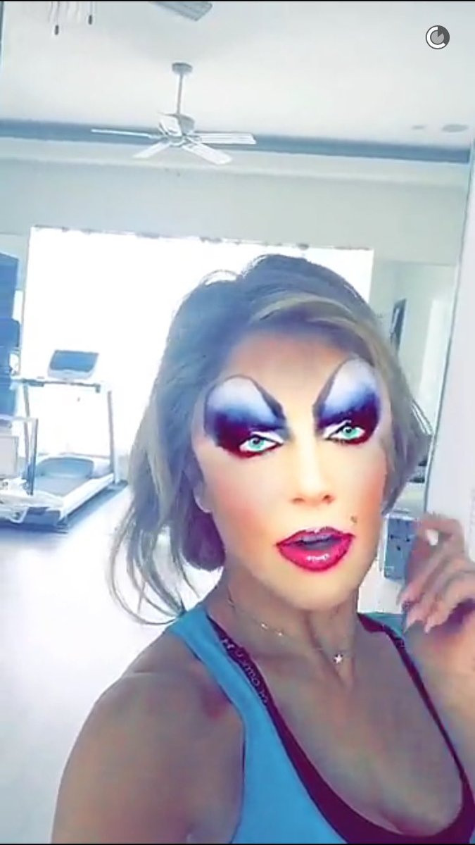 TreviGlobal's tweet photo. Sigue a @GloriaTrevi en #Snapchat 👻 👉🏼👉🏼👉🏼 glowtrevi https://t.co/4X8iUQPCEP