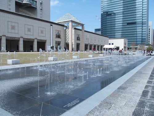 休館中 横浜美術館 Yokohama Museum Of Art グランモール公園 美術の広場は このたび 海 をテーマにデザインが展開されているそう 波型のベンチや噴水やミストが楽しめる大水面 みなとみらいのみずかがみ は 早速子どもたちや街行くひとびとの