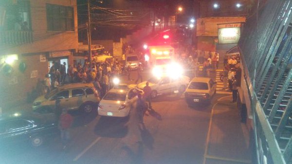 SOrellane's tweet photo. Oficialistas no permiten acceso de pacientes al ambulatorio Madre Isabel #Carrizal @AlcCarrizal @JLRodriguez2010 https://t.co/2U5Wj2FEbx