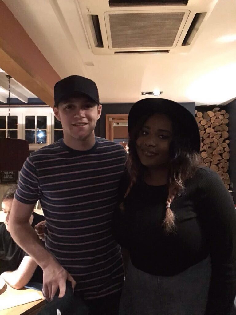 nhbrtour's tweet photo. 📷|| Niall com fã em Londres, hoje.
#Directioners #BestFanArmy #iHeartAwards https://t.co/RGJJGD3pFH