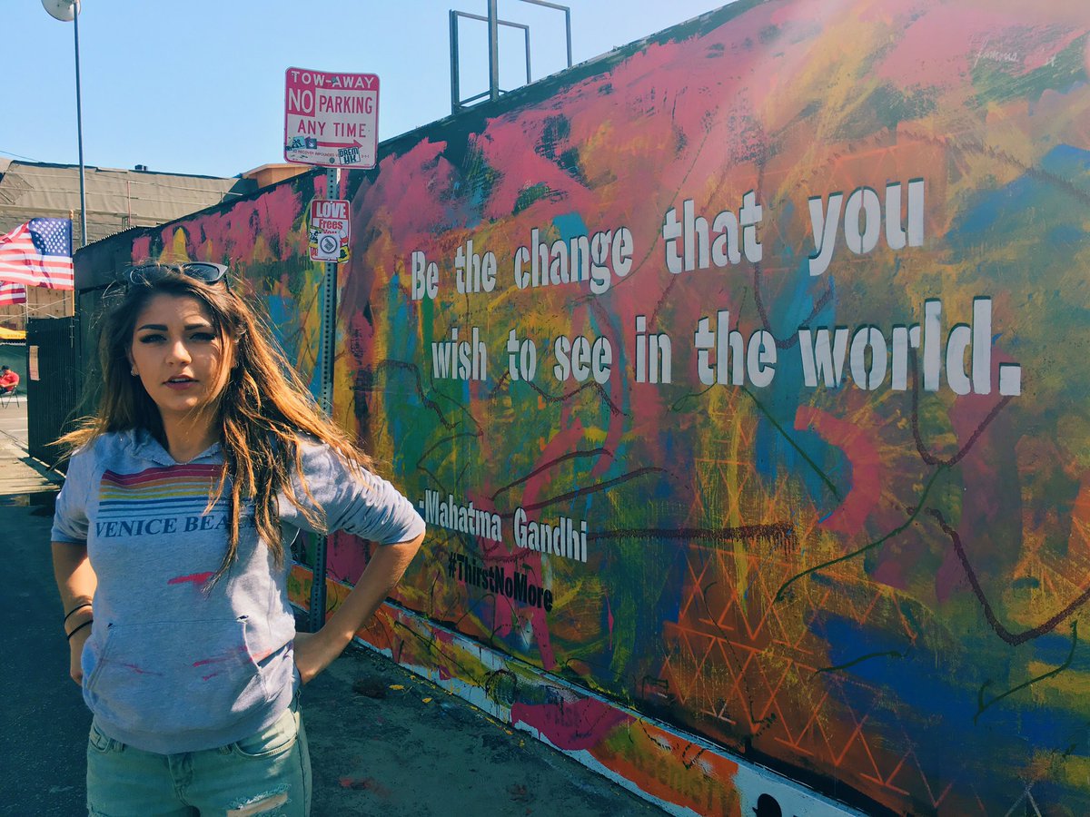 AndreaRussett's tweet photo. Painted my first mural in Venice today with @gomattymo! "Be the change that you wish to see in the world." 🌎 https://t.co/0JQzBIvfyL
