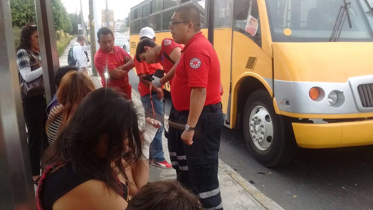 Tráiler se queda sin frenos e impacta a varios autos en Santa Fe - Ce1aeFmUYAACkjh