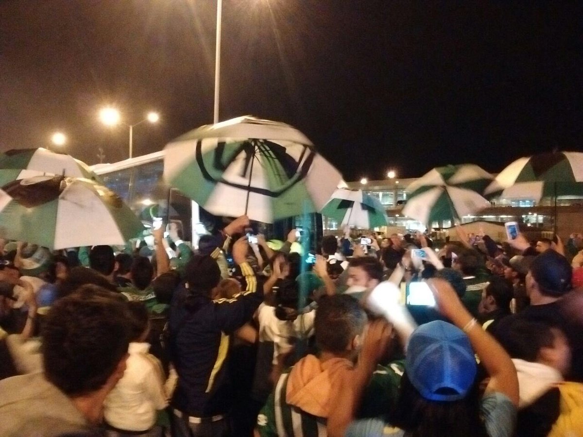 nacionaloficial's tweet photo. Gran recibimiento de la hinchada Verdolaga en Bogotá. #VamosNacional https://t.co/j8wOlqzpRb