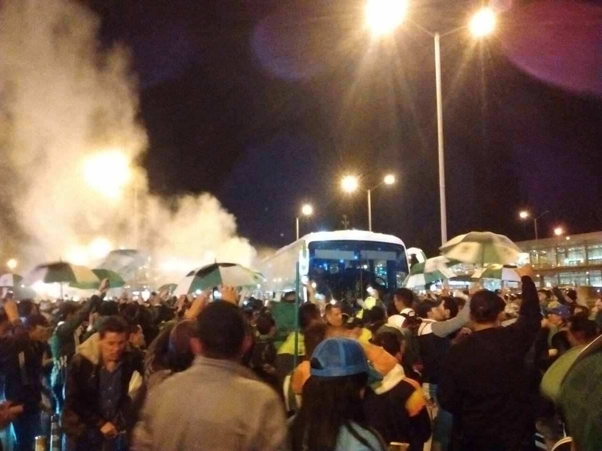 nacionaloficial's tweet photo. Gran recibimiento de la hinchada Verdolaga en Bogotá. #VamosNacional https://t.co/j8wOlqzpRb