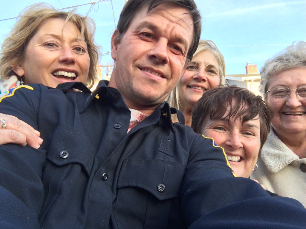 Jaaay_Beezy's tweet photo. Only Angela Bergin would have Mark Walhberg teach her how to take a selfie #ThatsMyMom 😂 https://t.co/nfVJlilWQO