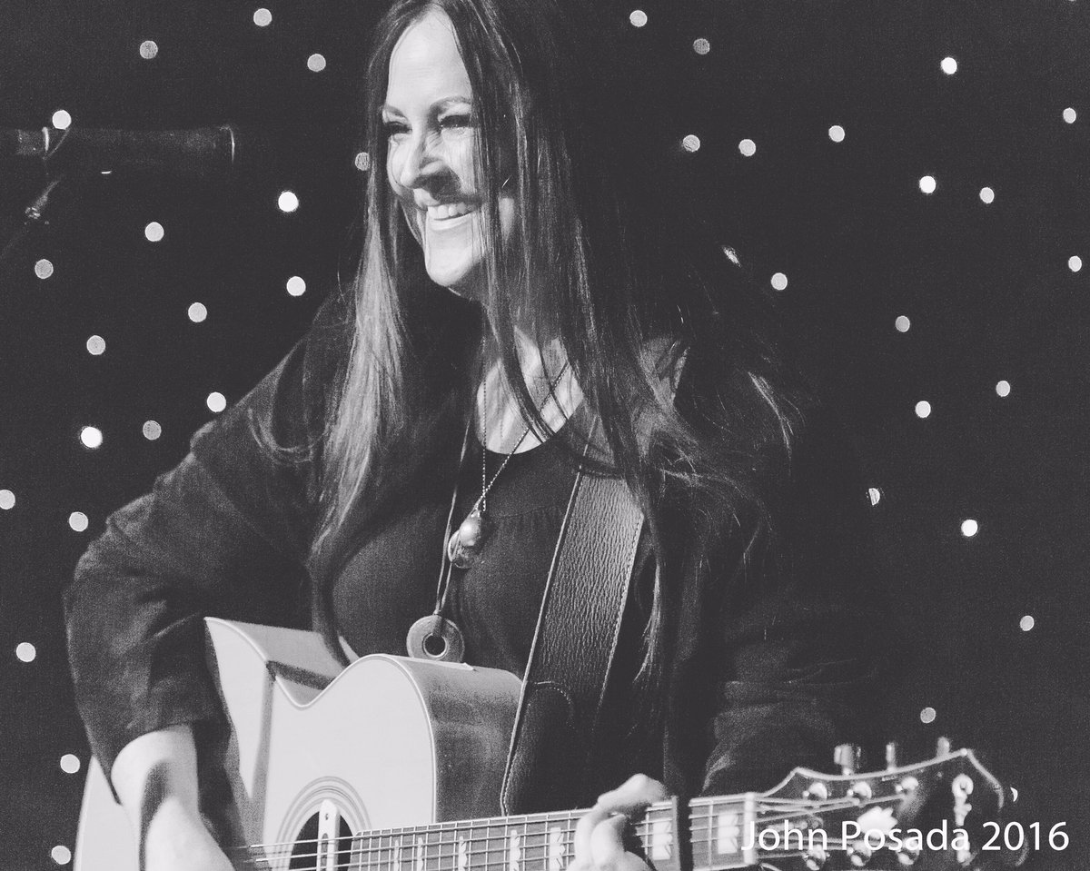 karenmansfield1's tweet image. A shot of me opening for Simon Townshend a few weeks back at Supper Club! Great crowd! Fun show! Wonderful ppl! Thnx