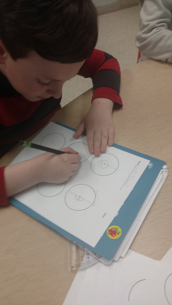 happymath4u's tweet photo. Learning how to figure out the measurement of different angles. @happymath4u @PhillipsAveElem #phwaves https://t.co/YiIQHmje4G