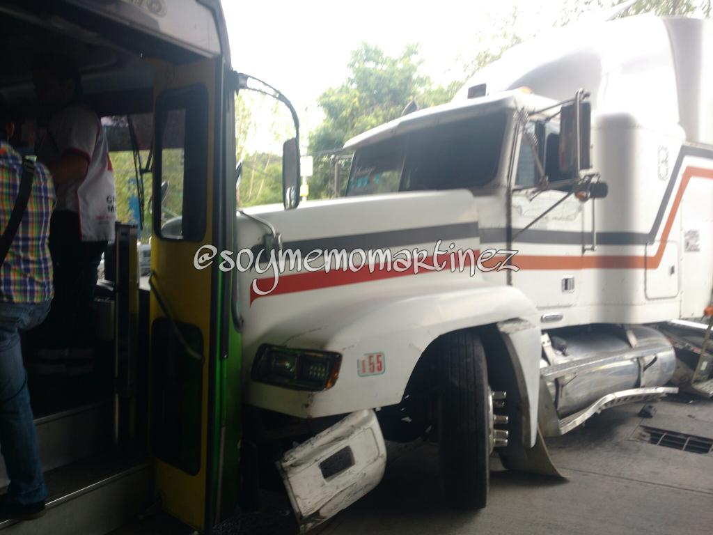 Tráiler se queda sin frenos e impacta a varios autos en Santa Fe - Ce1gDDWUEAENSiP