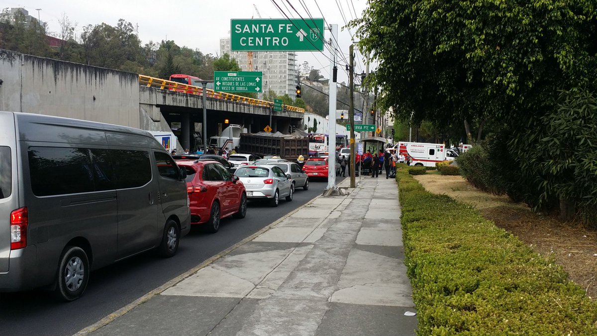 Tráiler se queda sin frenos e impacta a varios autos en Santa Fe - Ce1h99HVIAAuTwe