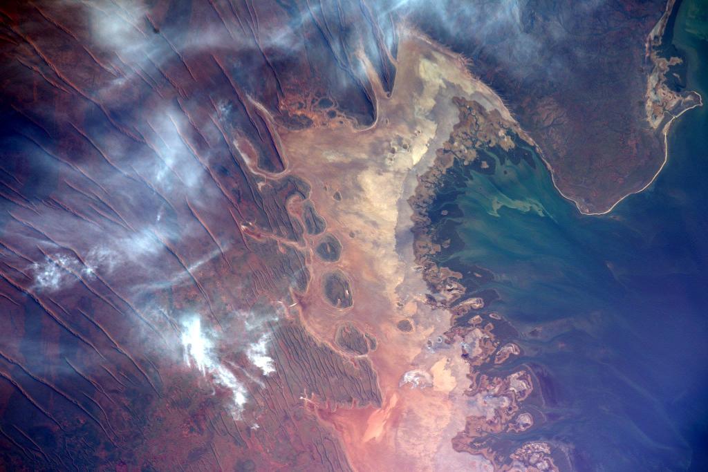 During a <a href="/Space_Station/">International Space Station</a> flyover of Australia, <a href="/Astro_Jeff/">Jeff Williams</a> snapped this colorful image: go.nasa.gov/1VUcIOr