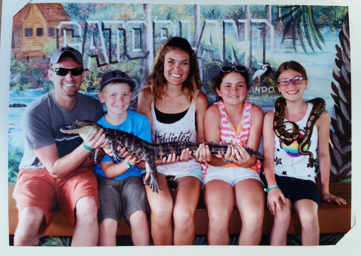 angela4148's tweet photo. #Gatorland #RealSnake #RealAlligator my daughter is brave! https://t.co/i1jZVwZQH8