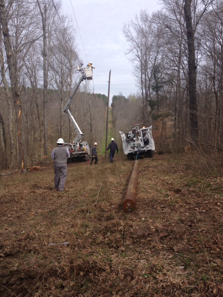 Jeffprice5906's tweet image. @WarrenRECC franklin crews changing a bad pole in south eastern Simpson county today #trackmachine