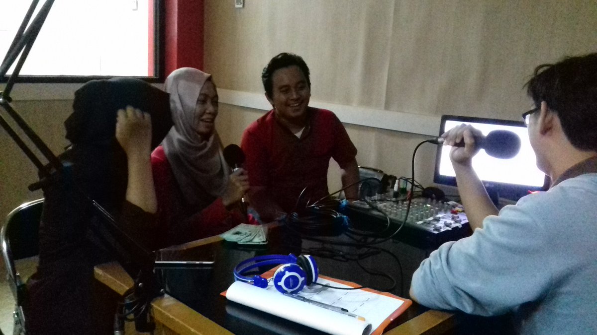Hai staytune di 107,9 Tirta FM ya kita lg bincang2 tentang resital 18 nih #teateryeuh
