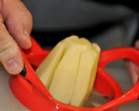 riyasuri01's tweet photo. @PicoIndia #KitchenOops Use an Apple Slicer to Quickly Cut Potatoes https://t.co/lDI0gtJk3k
