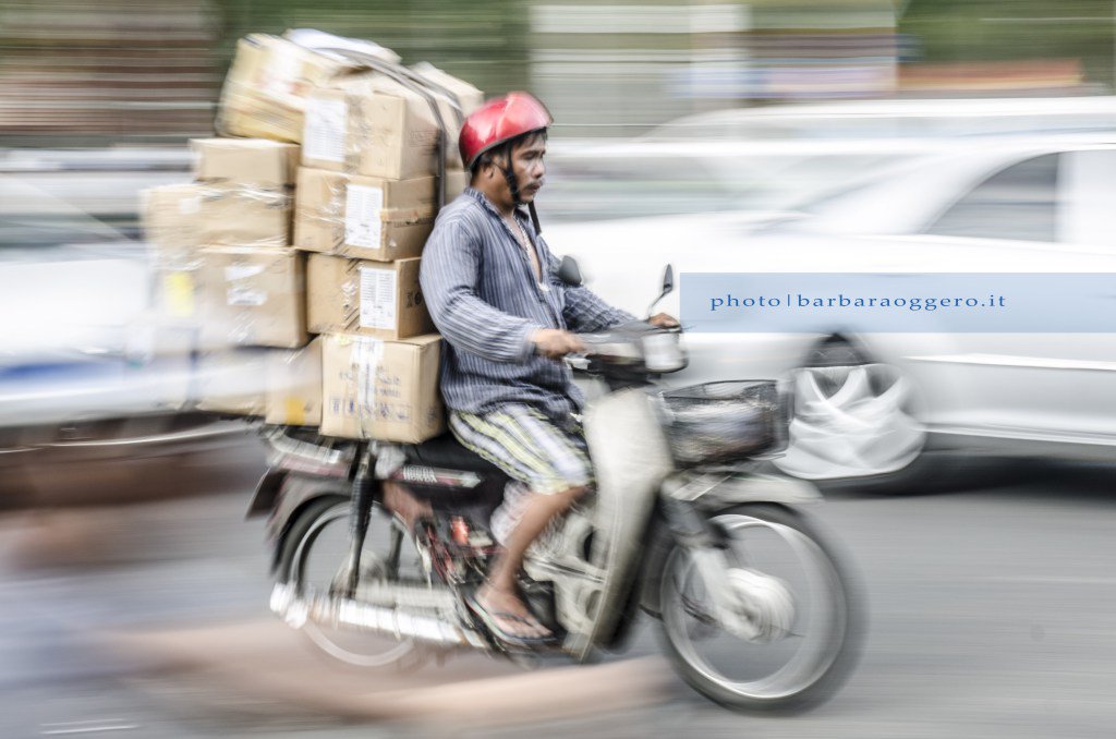 BarbaraOggero's tweet photo. #streetphotography #Vietnam #streetsofvietnam > Carico pesante | Heavy load < https://t.co/nInbBB9fXk https://t.co/kjtWqrtWgQ