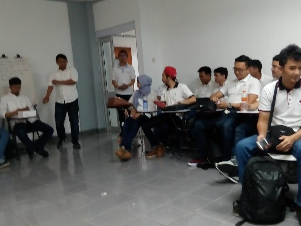 adhihidayat's tweet photo. Perkenalan yg dr bandung
#FutureHeroT5el #HaloTselHeroes #Telkomsel #indtroduction #impression #startup #THURSDAY https://t.co/pll3R4G0Se
