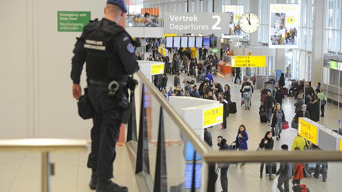 volkskrant's tweet image. Langere wachttijden #Schiphol door tekort marechaussees. 'Kom vier uur van tevoren' volkskrant.nl/binnenland/lan…