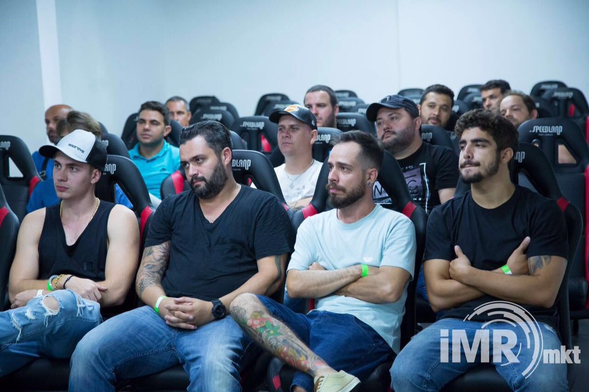 LeoPicon's tweet photo. Nessa hora eu tava preocupado, ouvindo os perigos em andar de Kart pela primeira vez https://t.co/1dZcibxuTl