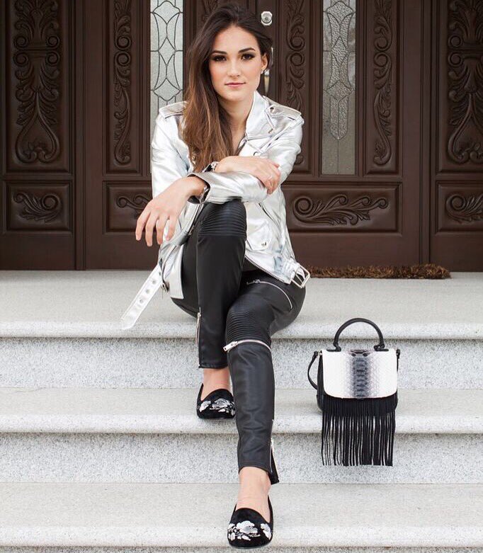 AliciaMah's tweet photo. Guapísima Maria Mina con uno de nuestros flats con descuento y bolsa de nuestra colección ss16  #aliciamah https://t.co/pyZsm0rqnC