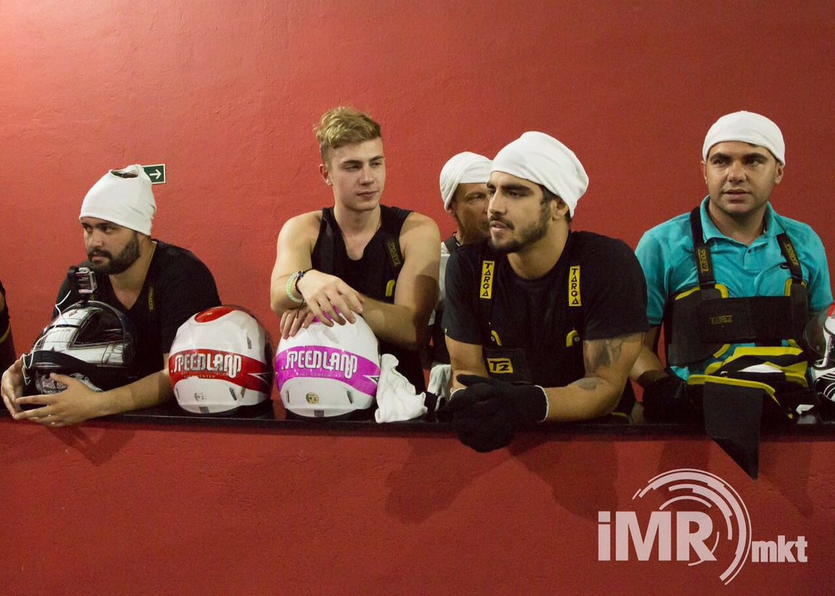 LeoPicon's tweet photo. Essa foto ta ridícula. Eu to com um capacete rosa no estilo"namore alguém que te olha como o Picon olha para o Caio" https://t.co/bAVJdxaoqb