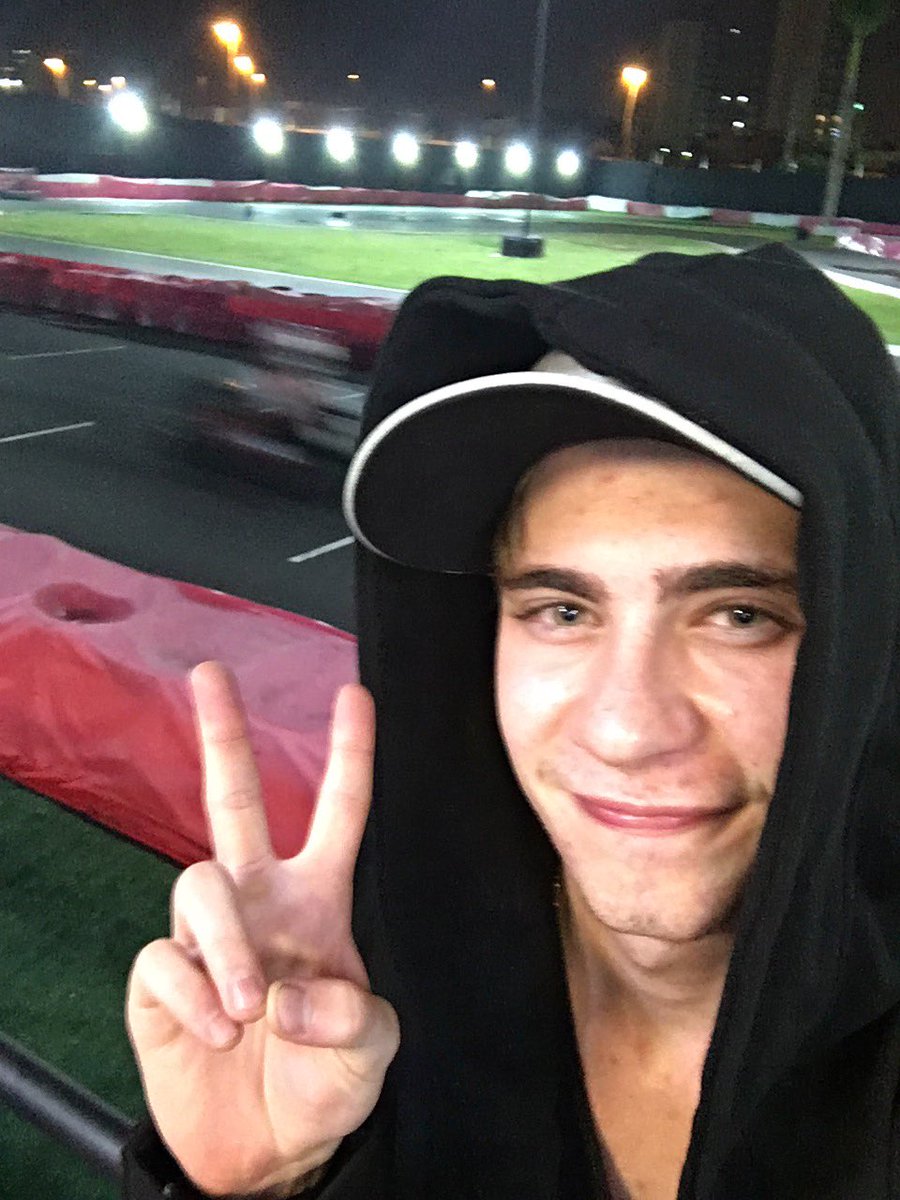 LeoPicon's tweet photo. Essa foto é aquela que vc manda no whats pra gata mostrando onde vc ta, pra ela ficar tranquila https://t.co/Oij4vnIXqD