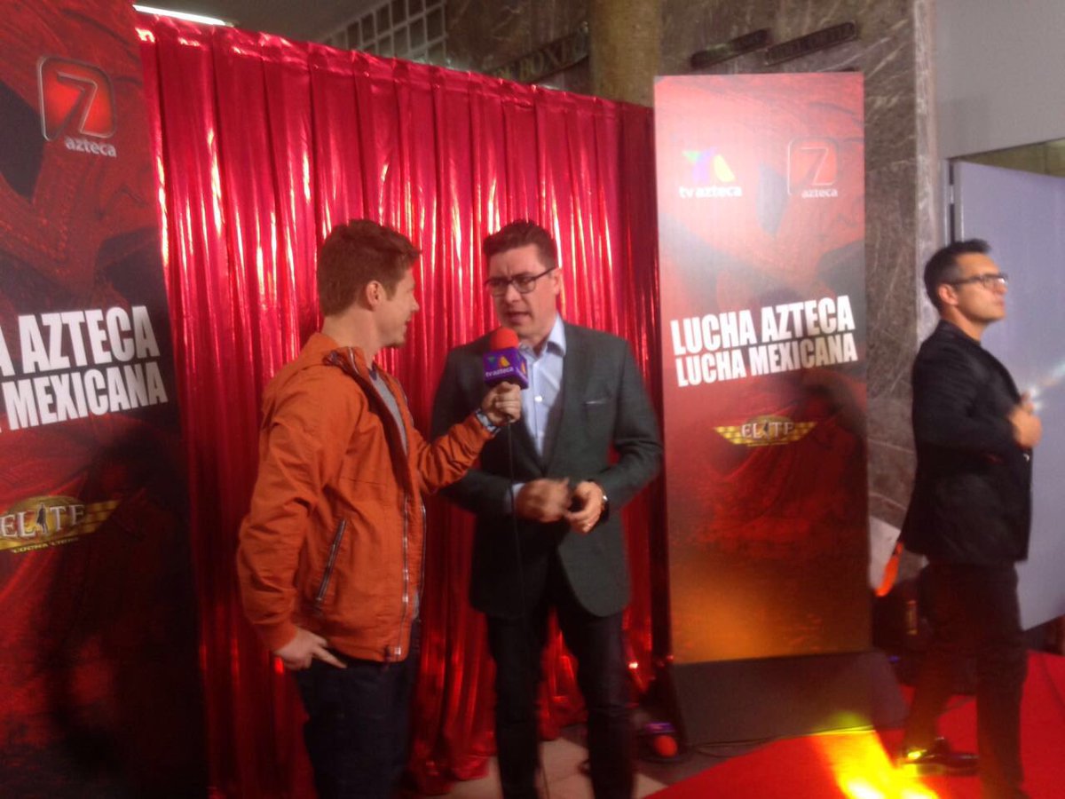 Antonio_Rosique's tweet photo. En la alfombra roja! Siempre lo soñé! #LuchaAzteca @CMLL_OFICIAL #ArenaMéxico https://t.co/NDrJwr34Vo